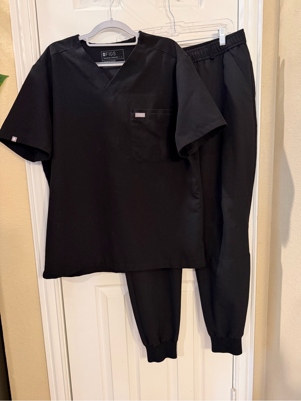 LARGE Men’s Black Figs Scrub Set w/ Joggers EUC